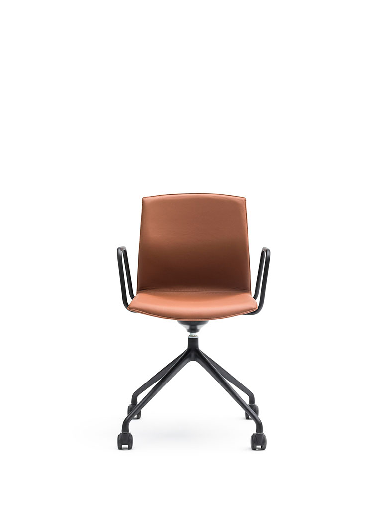 Kabi Swivel by AKABA | swivel chair with castors | fully upholstered | with armrests | leather