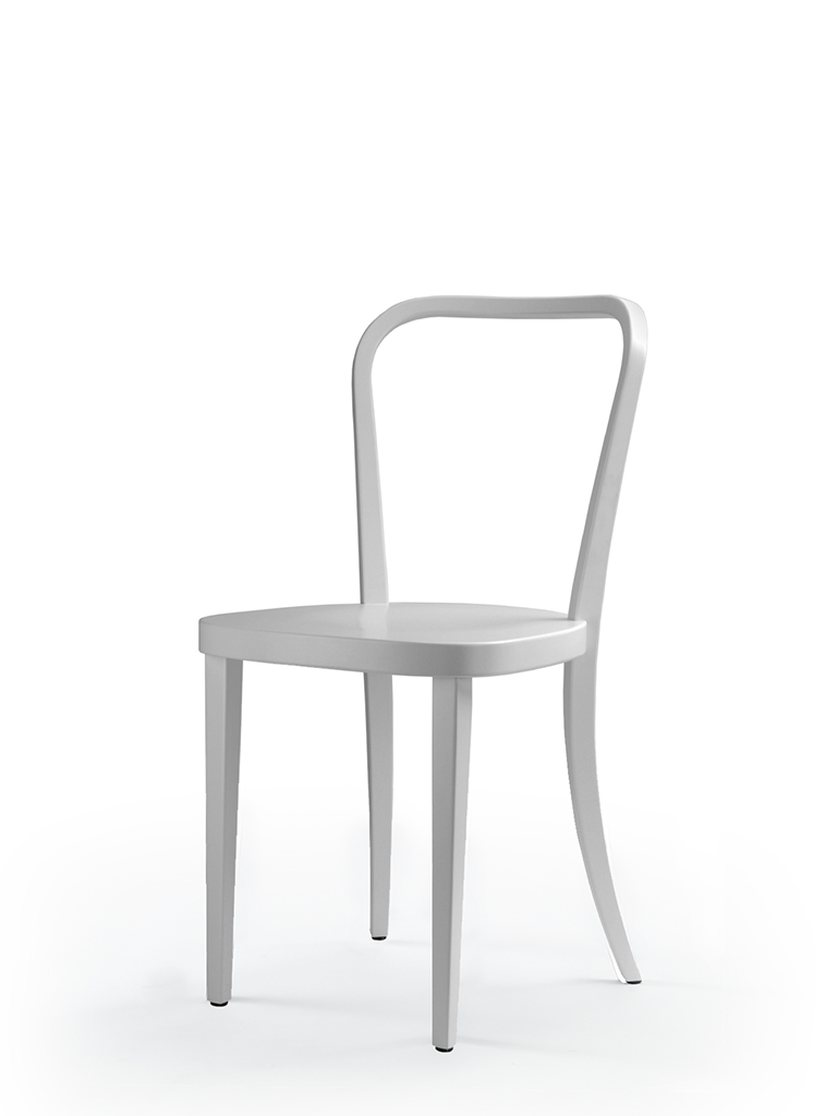 chaise en bois courbé m99 | architecte Adolf Krischanitz | blanc | avec dossier ouvert | © Heinz Schmölzer