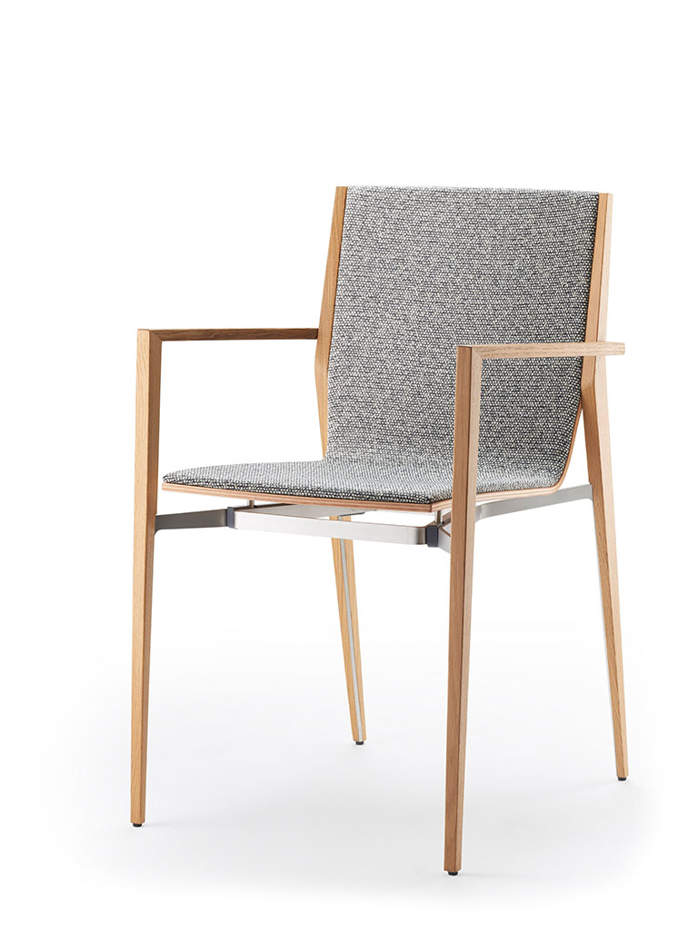 tendo | four-legged chair | fully upholstered front | with armrests